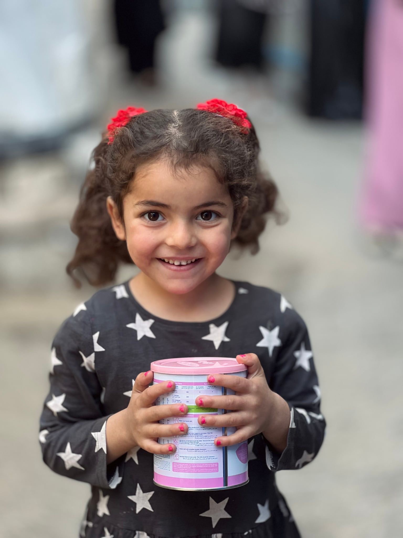 "حليب الحياة"… عطايا  توزّع الحليب على الأطفال الرضّع دعمًا لصمودهم في وجه الإبادة والتجويع