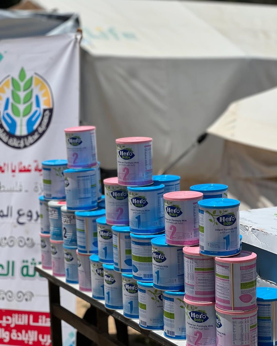 "حليب الحياة"… عطايا  توزّع الحليب على الأطفال الرضّع دعمًا لصمودهم في وجه الإبادة والتجويع
