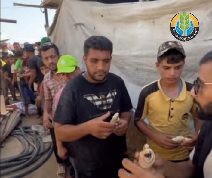 توزيع وجبات سريعة على النازحين قصراً من خانيونس