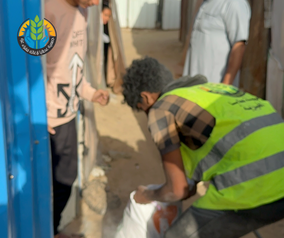 زكاة فطرك تحيينا "عطايا" توزع زكاة الفطر على النازحين في مخيمات النزوح.