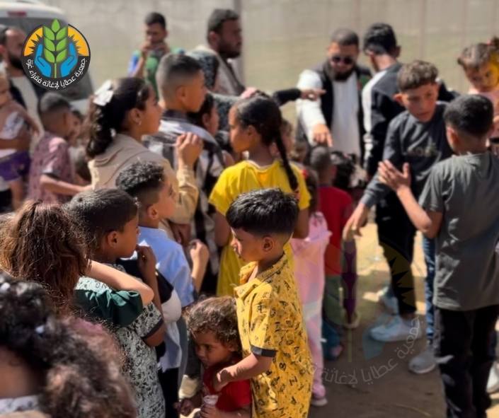 "عطايا" تُدخل السرور على قلوب الأطفال بتوزيع النقود والحلوى في عيد الفطر