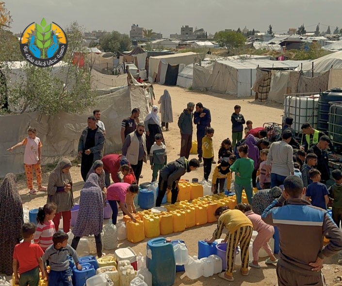 "سقياك رحمة لأهل غزة".. عطايا تواصل توزيع المياه في ظل العطش والحصار