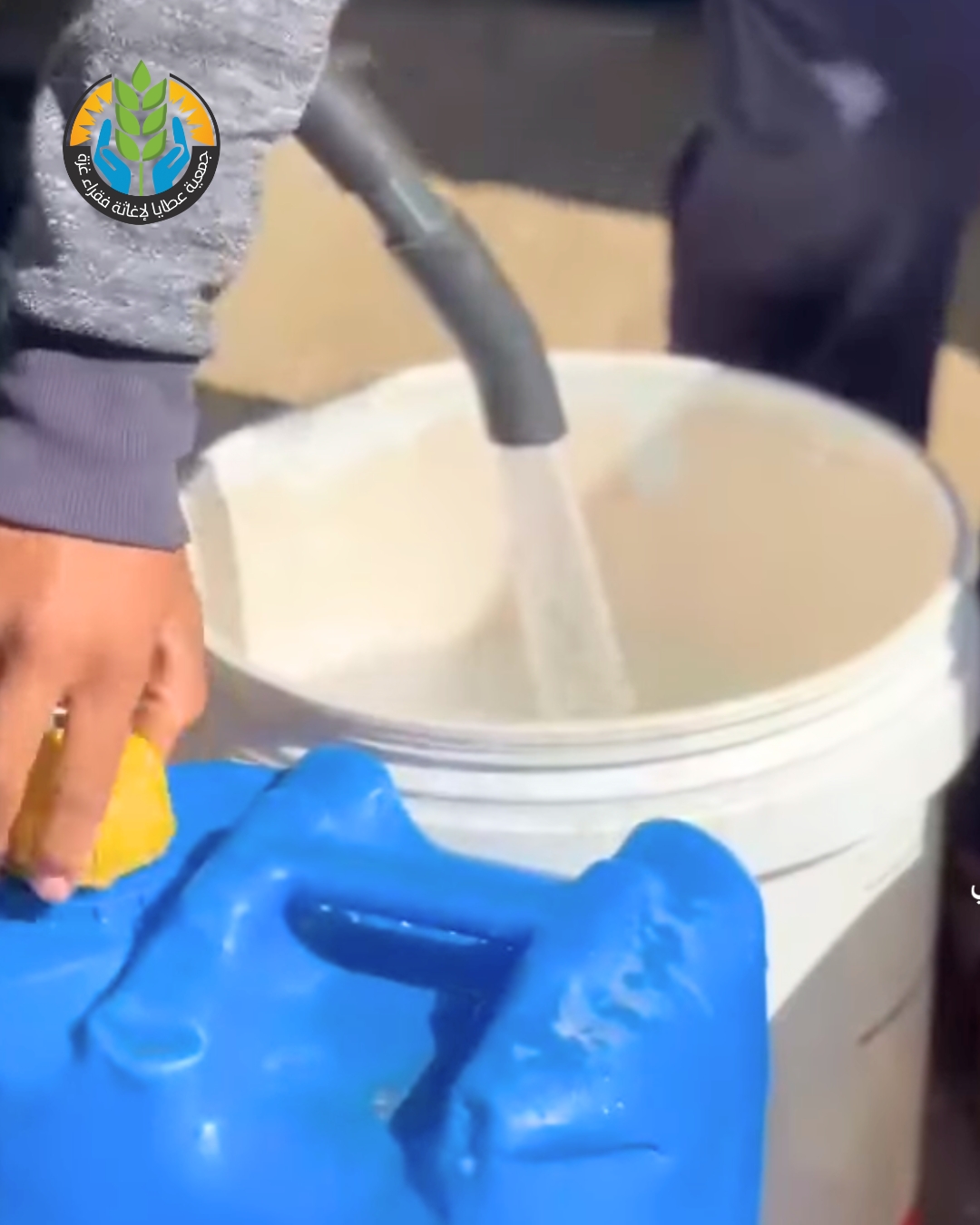 "سقياك أجر لكل كبد رطبة".. عطايا تروي الظمأ في ميادين النزوح