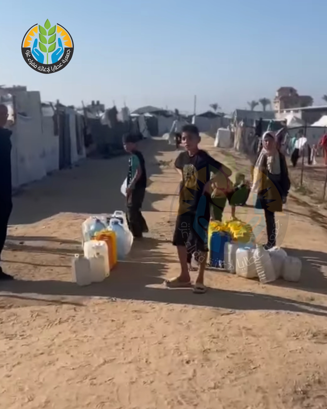 "سقياك أجر لكل كبد رطبة".. عطايا تروي الظمأ في ميادين النزوح