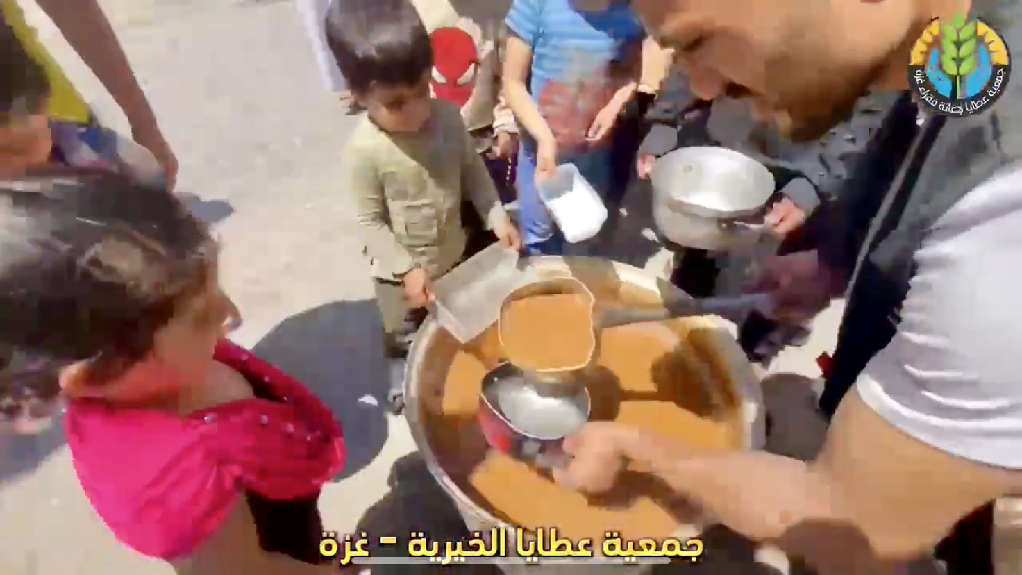 رحمةً بهم وتخفيفًا لويلات النزوح – نقدم لهم الوجبات الساخنة من مطبخ عطايا الخيري