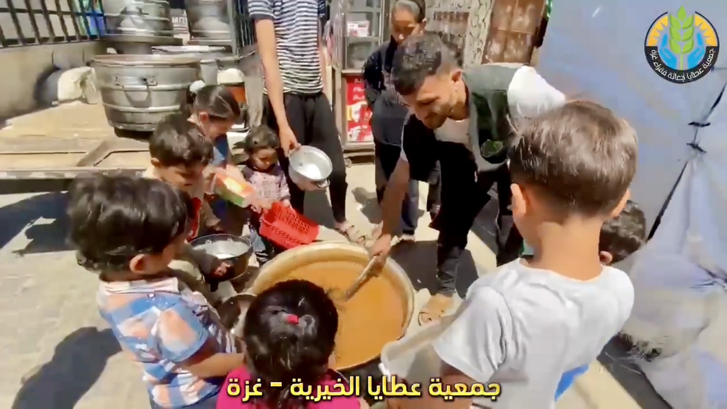 رحمةً بهم وتخفيفًا لويلات النزوح – نقدم لهم الوجبات الساخنة من مطبخ عطايا الخيري