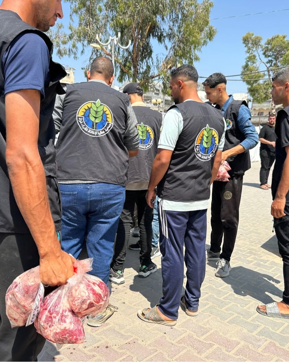 جمعية عطايا تطلق مشروع "أضحيتك حياة لأهل غزة" وتوزّعه لحوم الأضاحي على النازحين في شمال القطاع