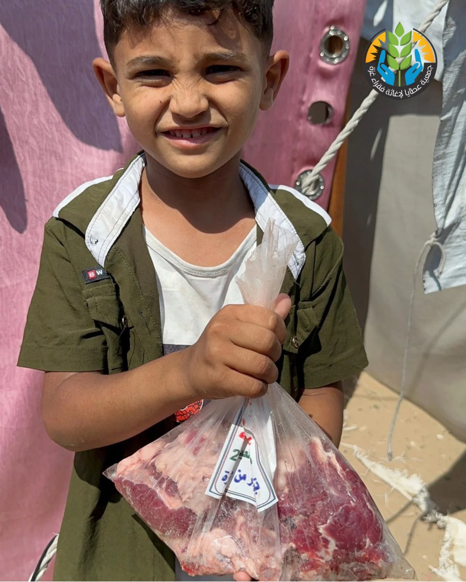 جمعية عطايا تطلق مشروع "أضحيتك حياة لأهل غزة" وتوزّعه لحوم الأضاحي على النازحين في شمال القطاع