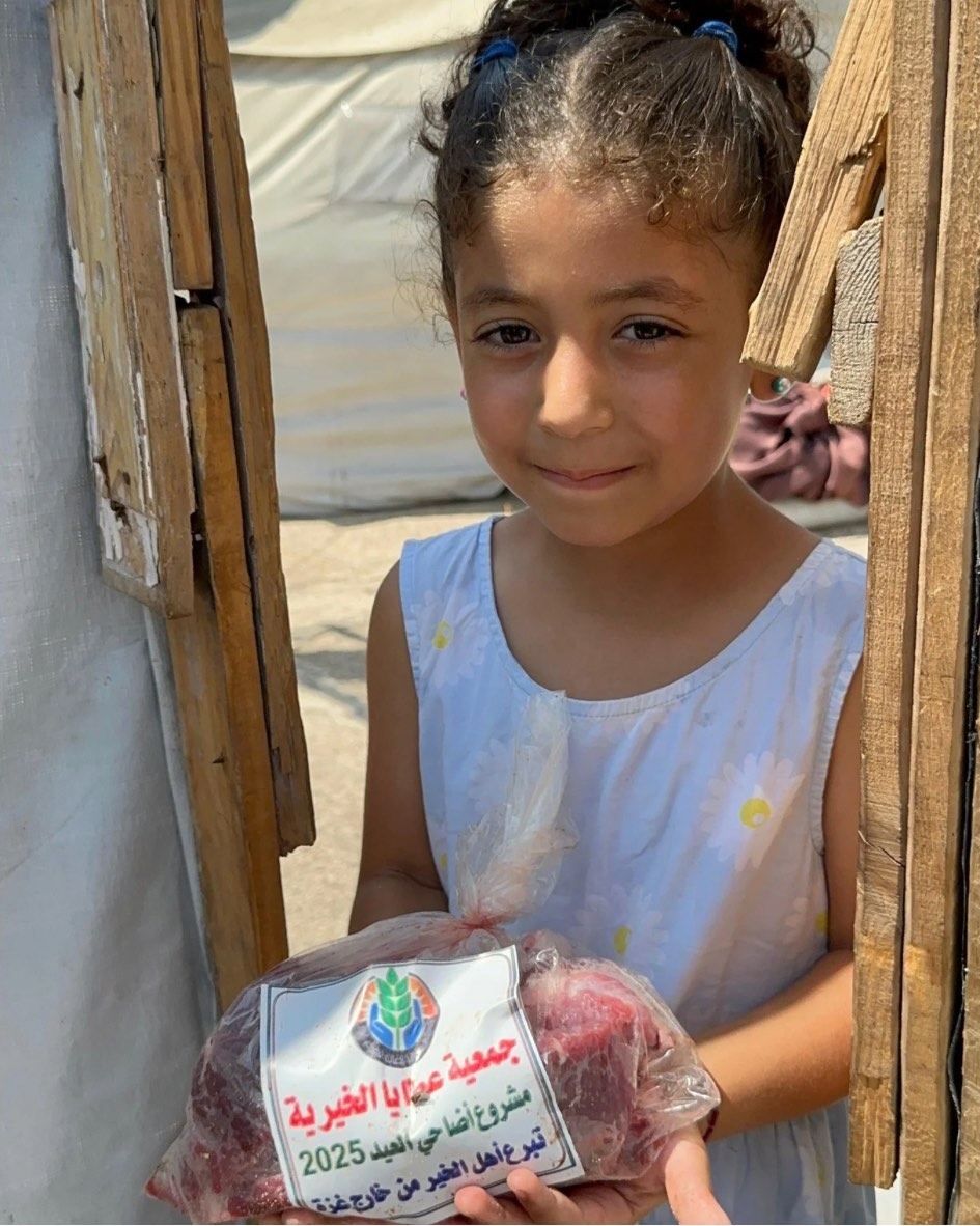 جمعية عطايا تطلق مشروع "أضحيتك حياة لأهل غزة" وتوزّعه لحوم الأضاحي على النازحين في شمال القطاع