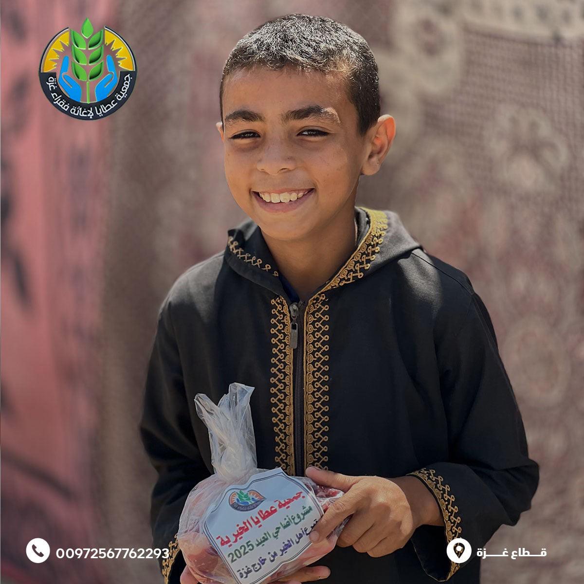 توزيع لحوم الأضاحي في ثاني أيام العيد على النازحين في ظل المجاعة والحصار وغلاء الأسعار