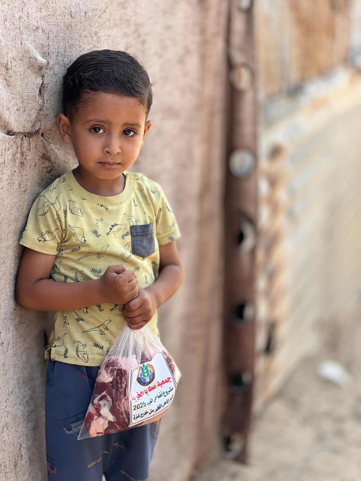 ادخال السرور على أهالي جنوب القطاع في ثالث ايام العيد بتقديم لهم لحوم الأضاحي في ظل الجوع والحصار وغلاء الأسعار