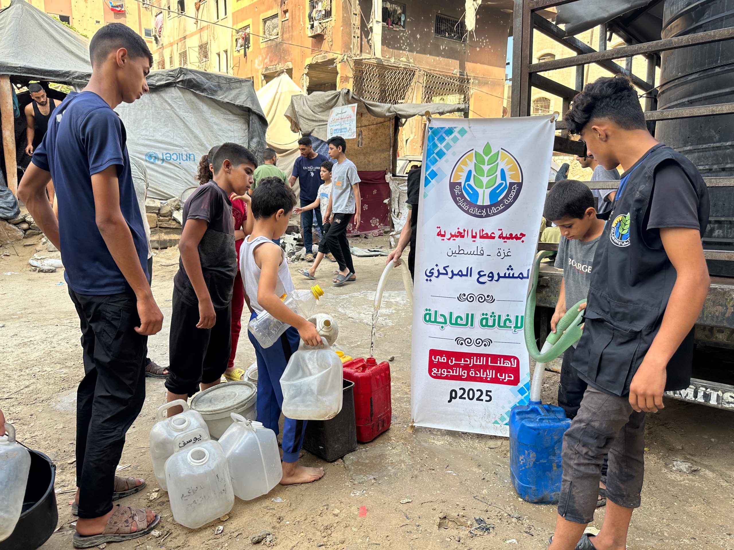 سُقيا الماء حياة… جمعية عطايا تُوفر المياه الصالحة للشرب للنازحين في شمال غزة