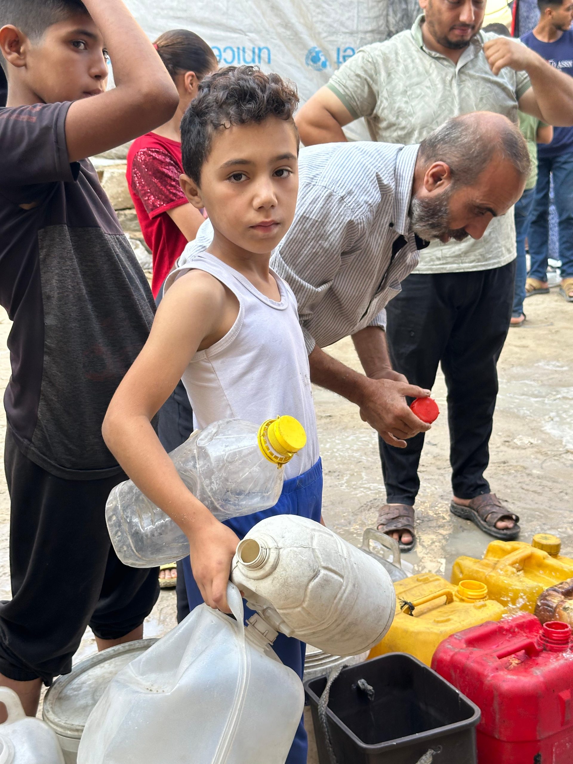 سُقيا الماء حياة… جمعية عطايا تُوفر المياه الصالحة للشرب للنازحين في شمال غزة
