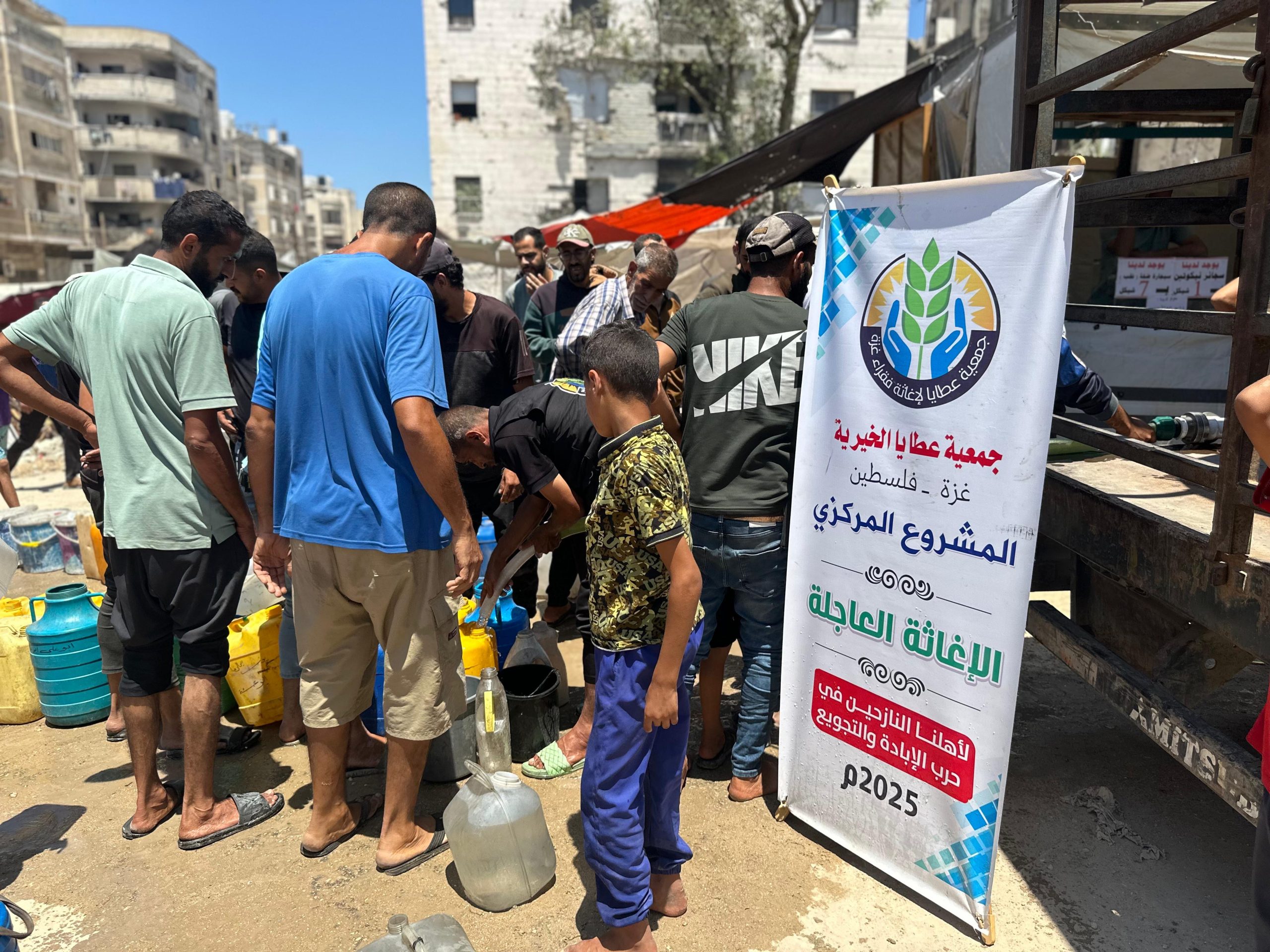 سُقيا الماء حياة… جمعية عطايا تُوفر المياه الصالحة للشرب للنازحين في شمال غزة