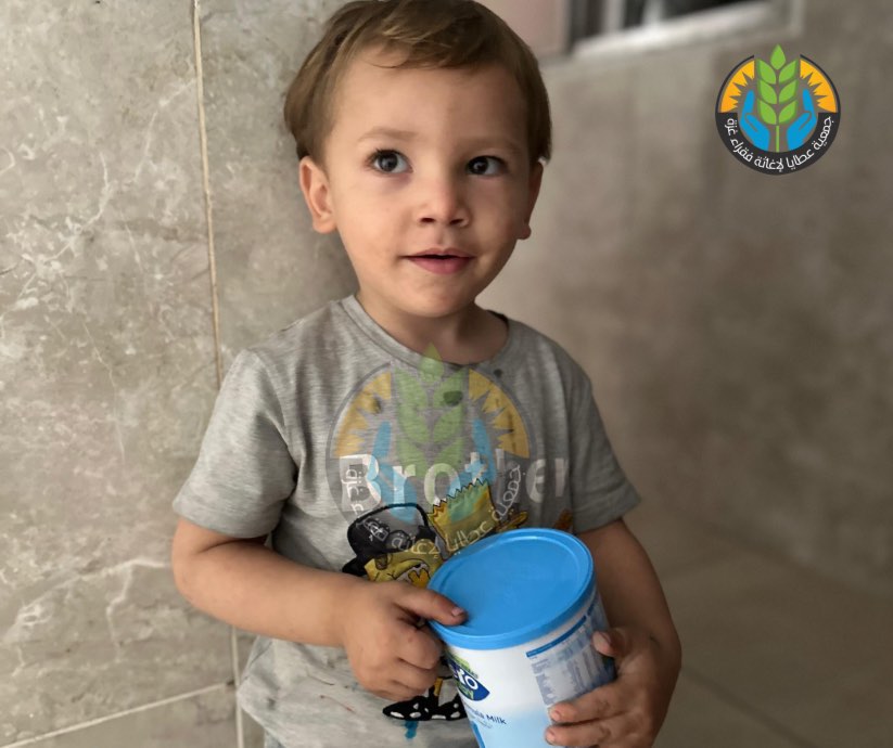 "حليب الأمل".. توزيع حليب الأطفال في شمال غزة رغم الحصار