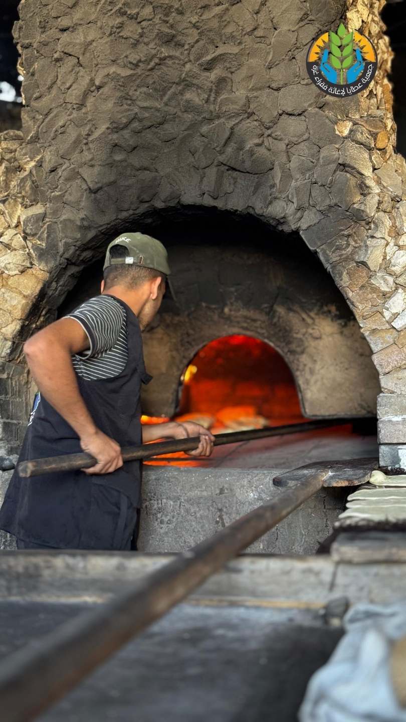 "الطحين منكم وأجرة الخبيز علينا".. دعم كريم لصمود أهل غزة
