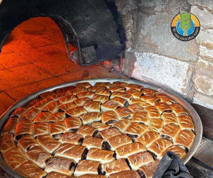 توزيع وجبات سريعة على النازحين قصراً من خانيونس