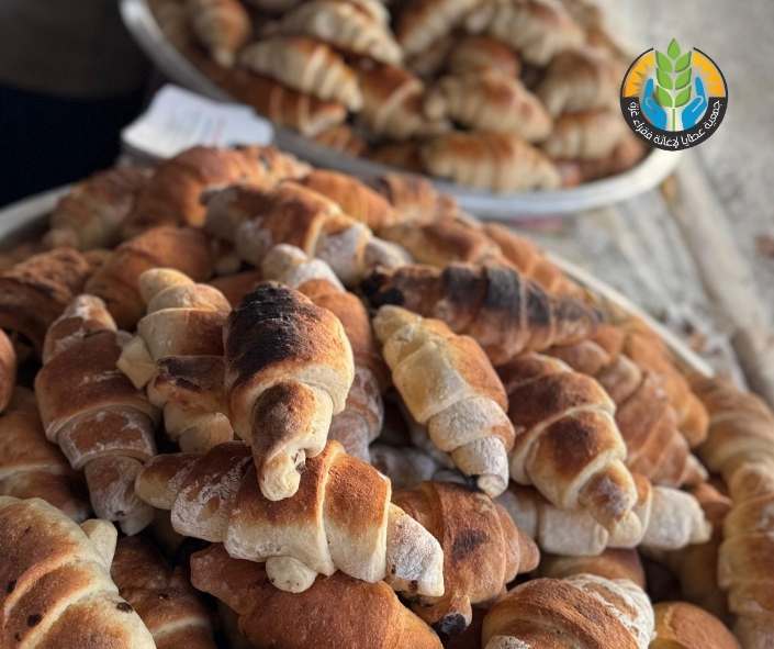 توزيع وجبات سريعة على النازحين قصراً من خانيونس