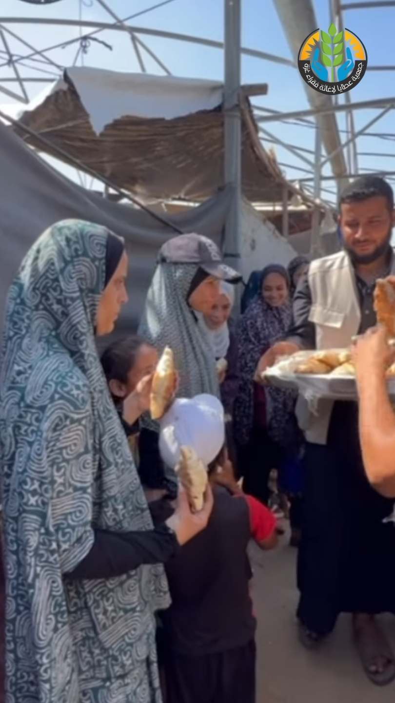 توزيع وجبات سريعة على النازحين قصراً من خانيونس