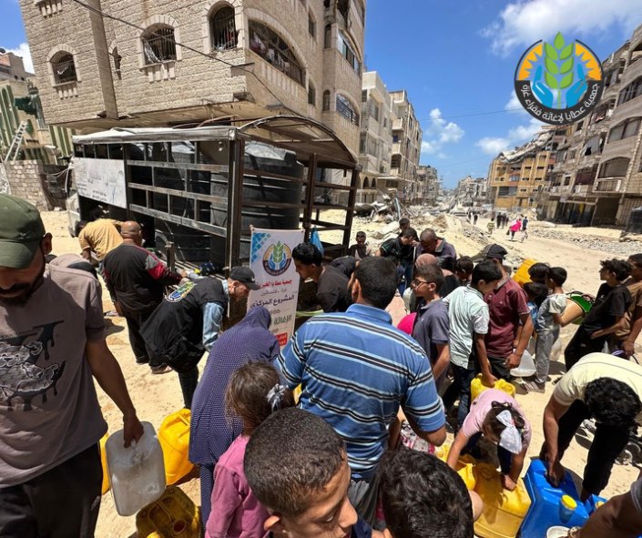 "سُقيا الماء".. شريان حياة تروي عطش النازحين في شمال غزة