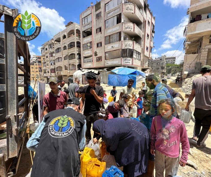 "سُقيا الماء".. شريان حياة تروي عطش النازحين في شمال غزة