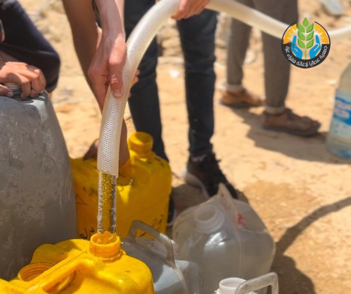 "سُقيا الماء".. شريان حياة تروي عطش النازحين في شمال غزة