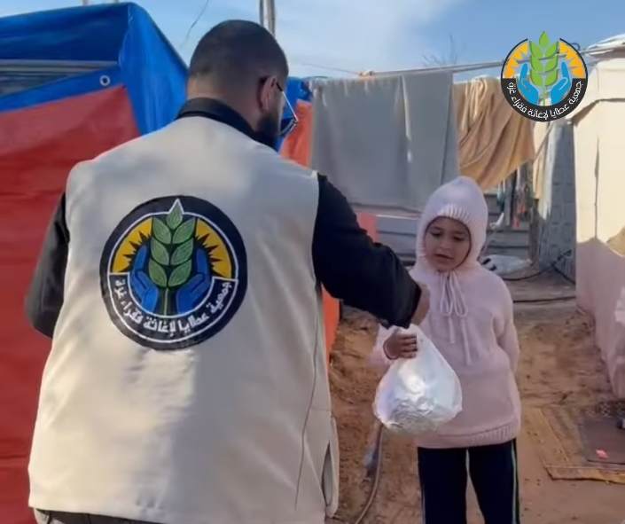 مطبخ عطايا الخيري يواصل إعداد وجبات الإفطار للنازحين في ثاني أيام رمضان
