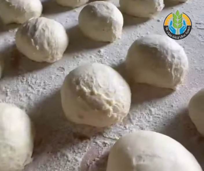 مخبز عطايا الخيري يواصل توزيع رغيف الخبز المجاني في ثالث أيام رمضان