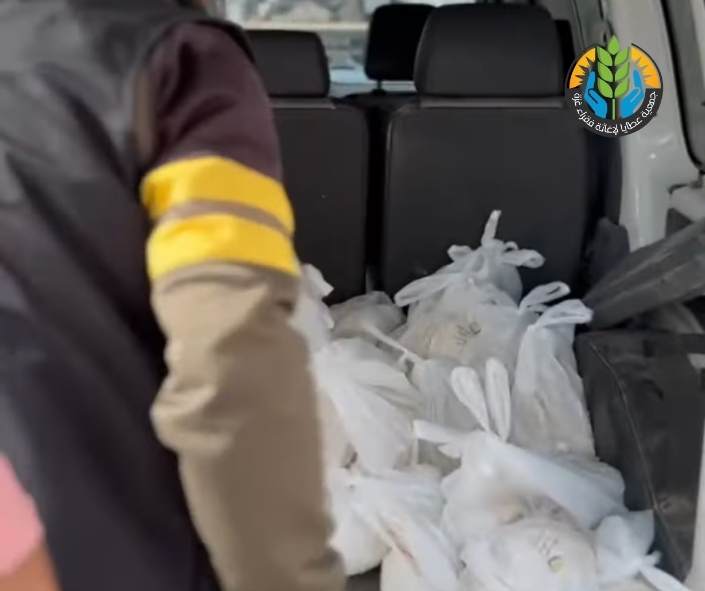 مخبز عطايا الخيري يواصل توزيع رغيف الخبز المجاني في ثالث أيام رمضان