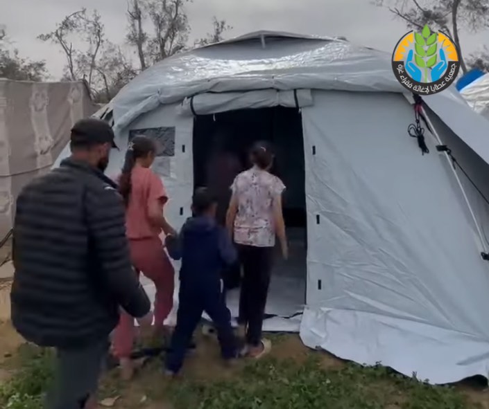 توفير خيمة إيواء لأسرة فقدت مأواها في حرب الإبادة