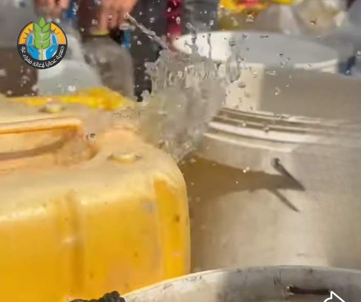 استمرار مشروع "سُقيا الماء" للنازحين في رفح
