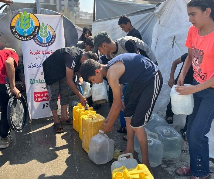 قطرة ماء تساوي حياة.. عطايا تواصل مشروع سقيا الماء في غزة