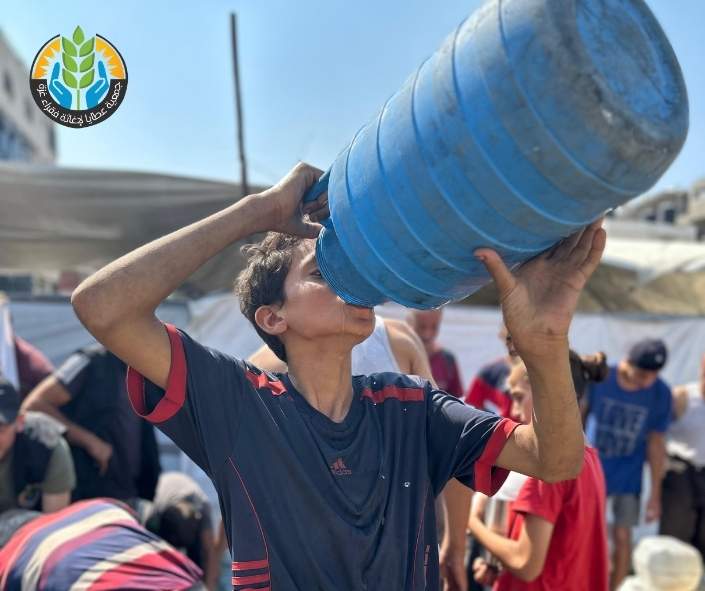 قطرة ماء تساوي حياة.. عطايا تواصل مشروع سقيا الماء في غزة