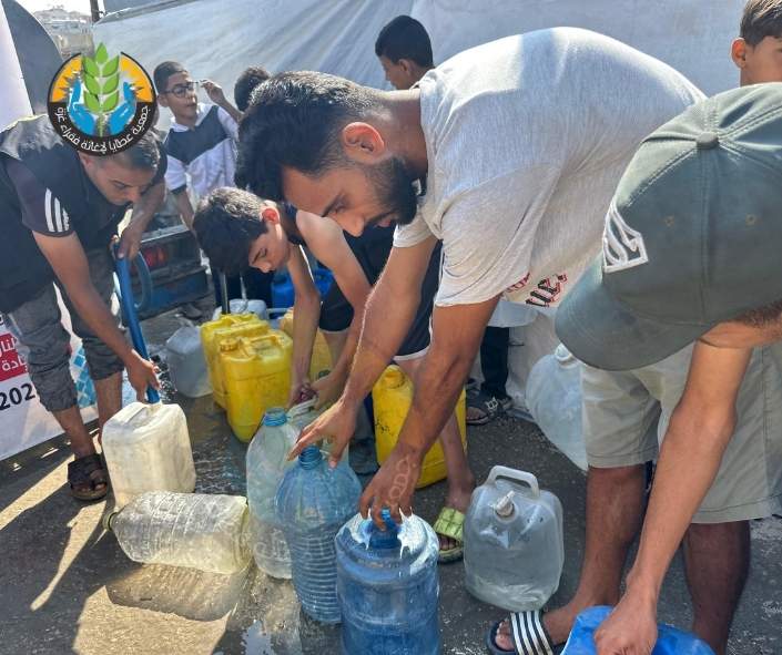 قطرة ماء تساوي حياة.. عطايا تواصل مشروع سقيا الماء في غزة