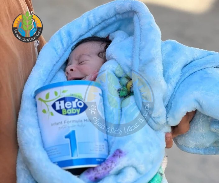 علبة حليب تُنقذ حياة.. وتزرع الأمل في وجه الإبادة