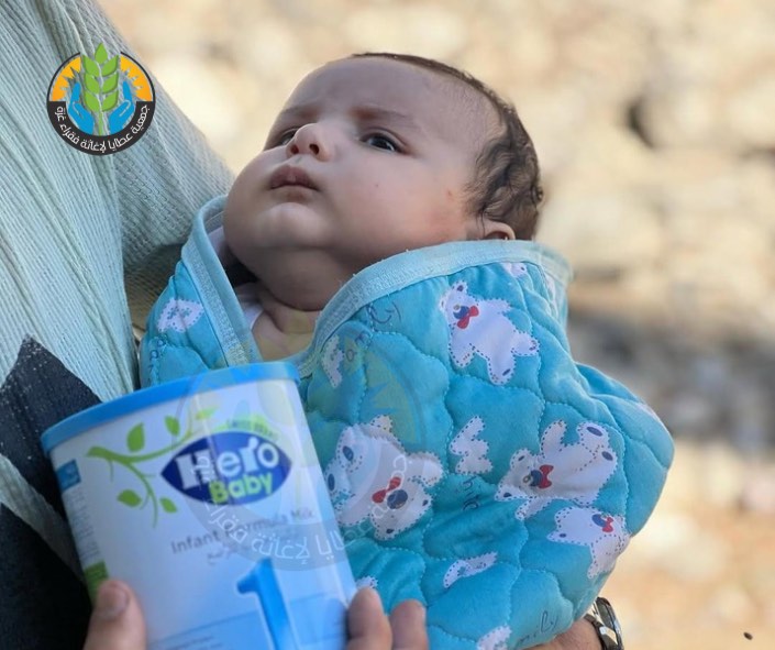 علبة حليب تُنقذ حياة.. وتزرع الأمل في وجه الإبادة