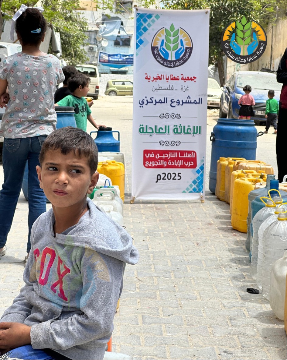 بجهود العظماء يستمر العطاء… سقيا الماء لأهلنا النازحين
