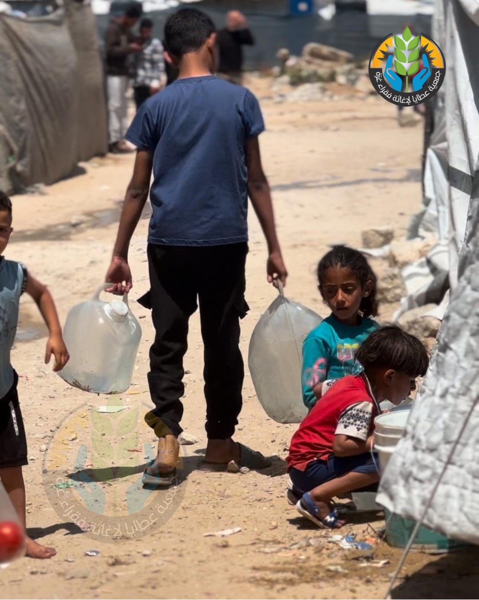 بجهود الكرماء يستمر العطاء… سُقيا الماء تروي عطش النازحين في غزة
