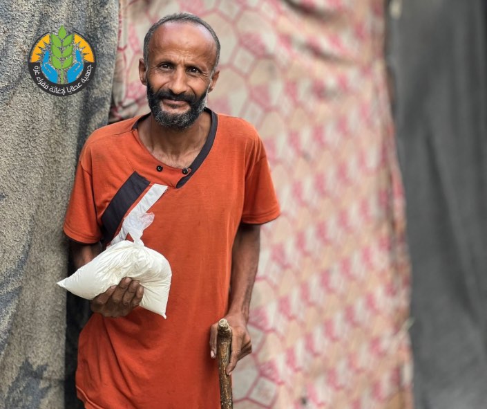 في ظل المجاعة… عطايا توزع الطحين على الأسر المنكوبة في غزة