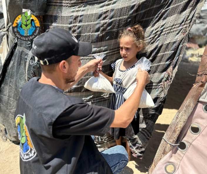 توزيع "الذهب المفقود".. الطحين شريان الحياة في وجه الإبادة