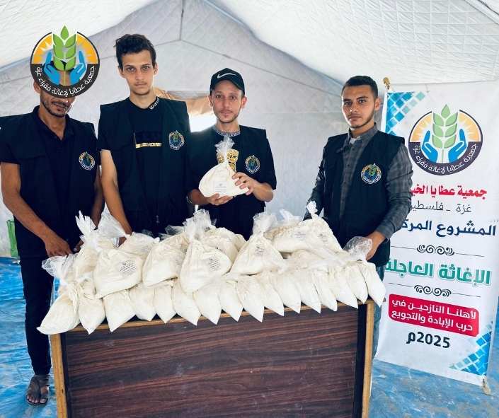 الطحين شريان الصمود.. "عطايا" توزّع الطحين على الأسر النازحة شمال غزة