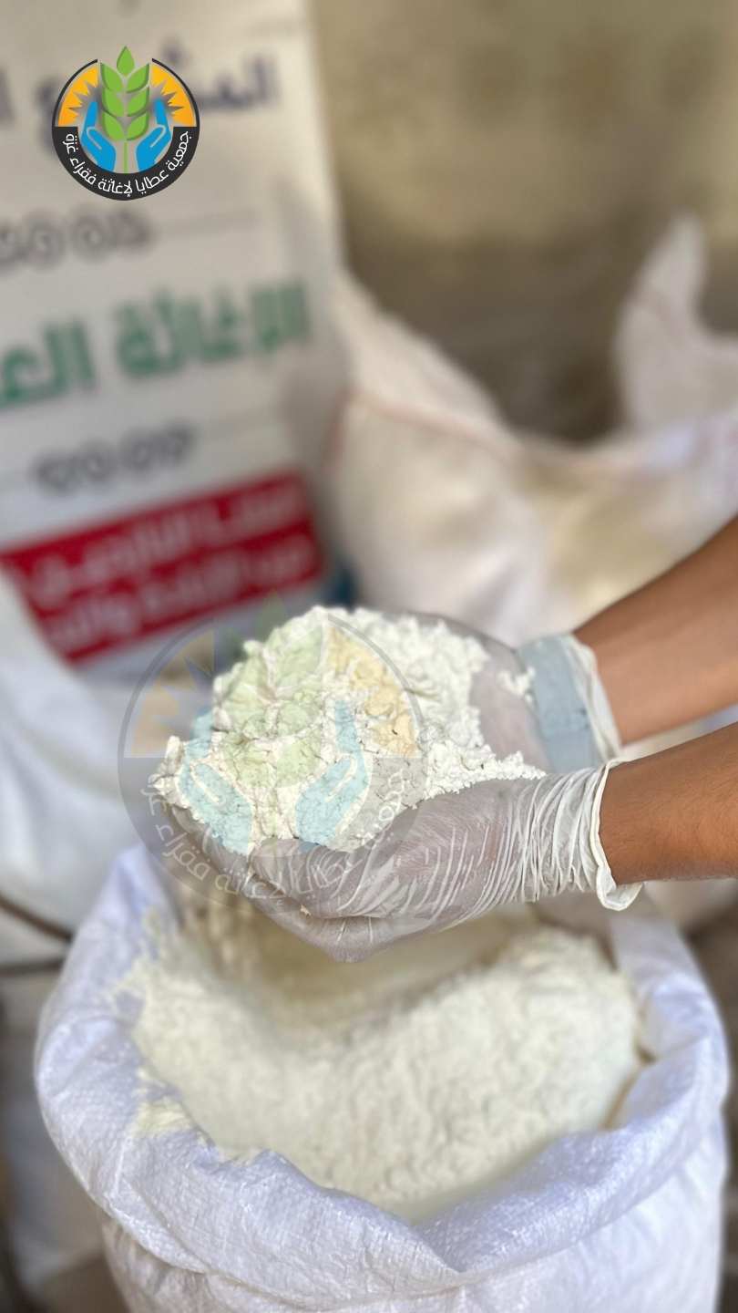 الطحين شريان الصمود.. "عطايا" توزّع الطحين على الأسر النازحة شمال غزة