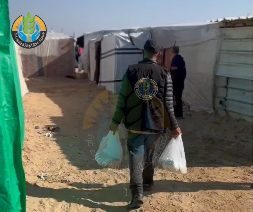 تقديم إفطار صائم للنازحين وسط الإبادة والتجويع