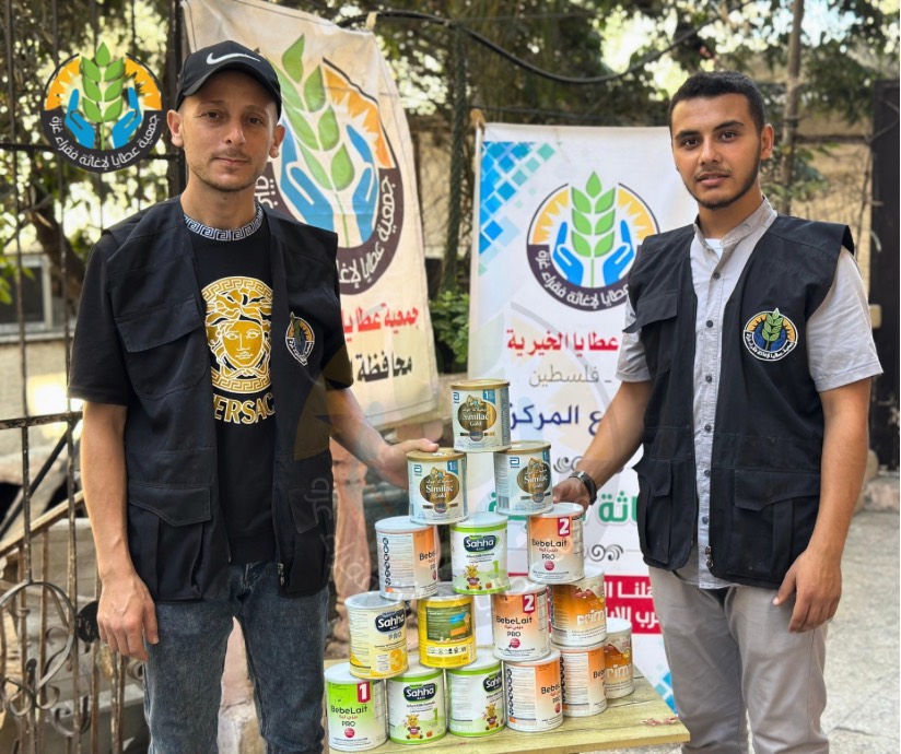 "عطايا" توزع الحليب على الأطفال المحرومين في ظل المجاعة والحصار