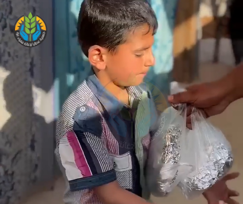 "عطايا" توزع وجبات إفطار على الصامدين الصابرين في رمضان
