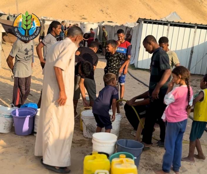 عطايا تبثّ الحياة لمخيمها بتمديد شبكة خطوط المياه