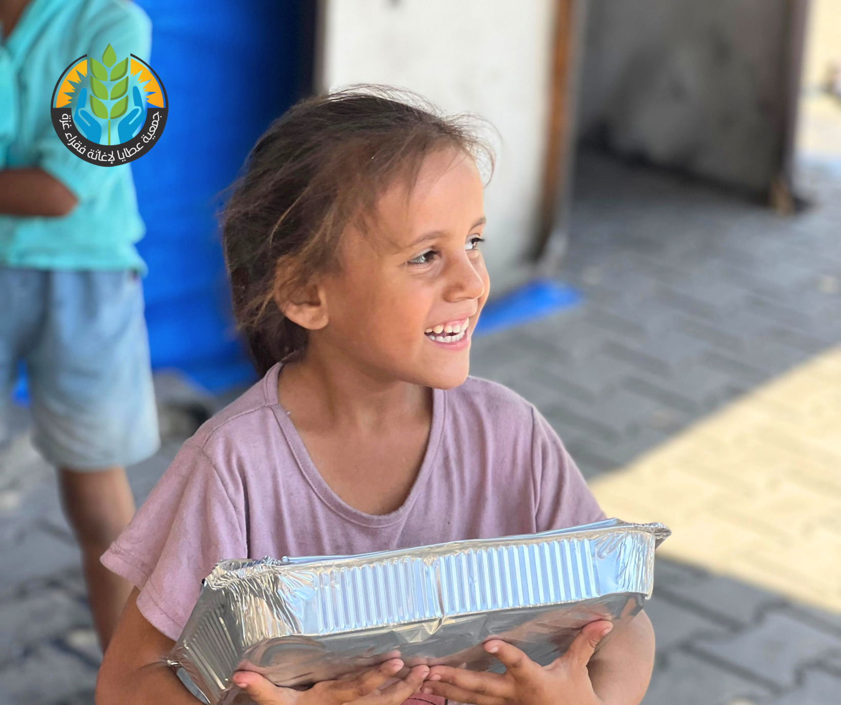 دعم صمودهم والتخفيف عنهم بتوزيع الوجبات الغذائية على النازحين من شمال غزة