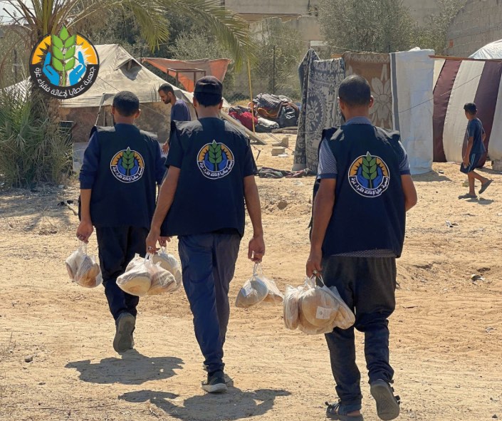 تقديم الخبز والجبنة  للنازحين من الشمال إلى الجنوب لدعم صمودهم