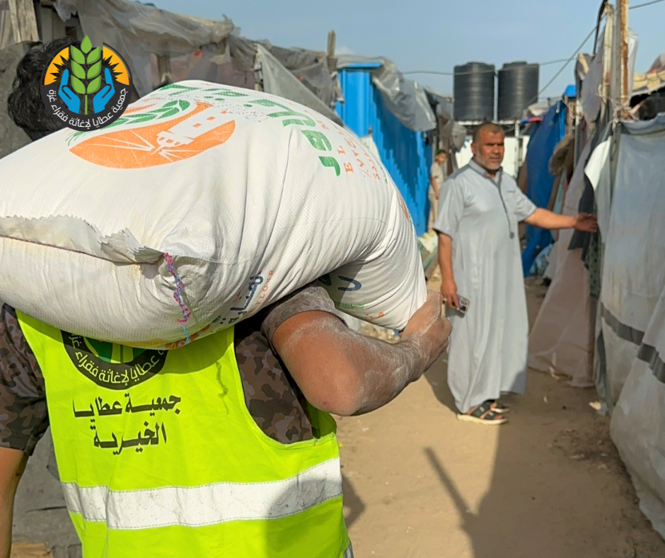 زكاة فطرك تحيينا "عطايا" توزع زكاة الفطر على النازحين في مخيمات النزوح.