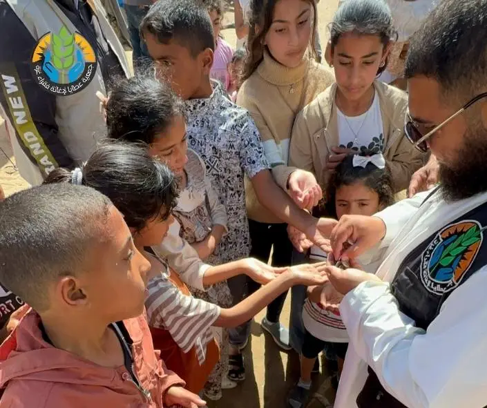 "عطايا" تُدخل السرور على قلوب الأطفال بتوزيع النقود والحلوى في عيد الفطر